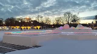 Большой фонтан Центрального Парка Горького зимой. В центре катка в Парке культуры и отдыха 2023 март