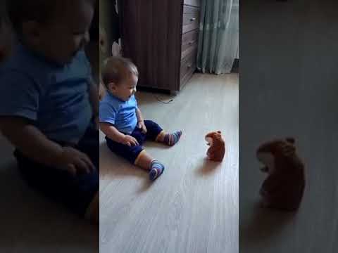 Küçük çocuğu korkutan oyuncak fare