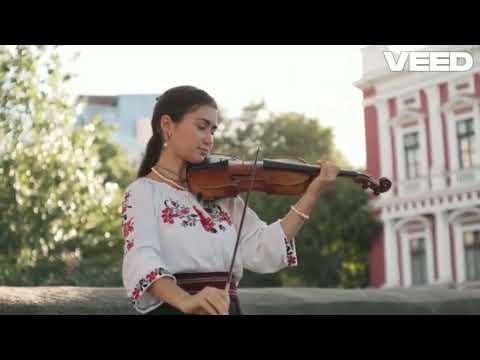 красива молода українка грає гімн України