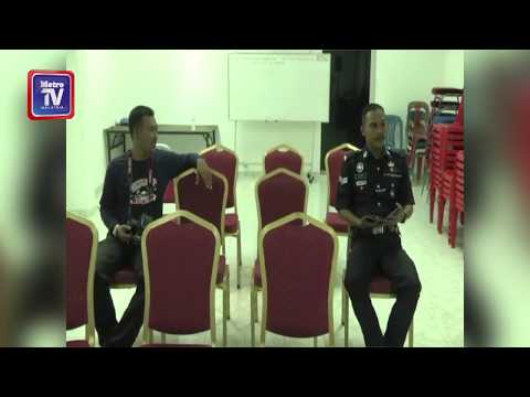 Lari sekatan polis, kereta terbalik