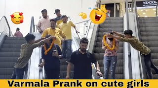 VARMALA PRANK 😂 ON CUTE GIRLS IN ESCALATOR BEST REACTION PRANKSTER VINOD