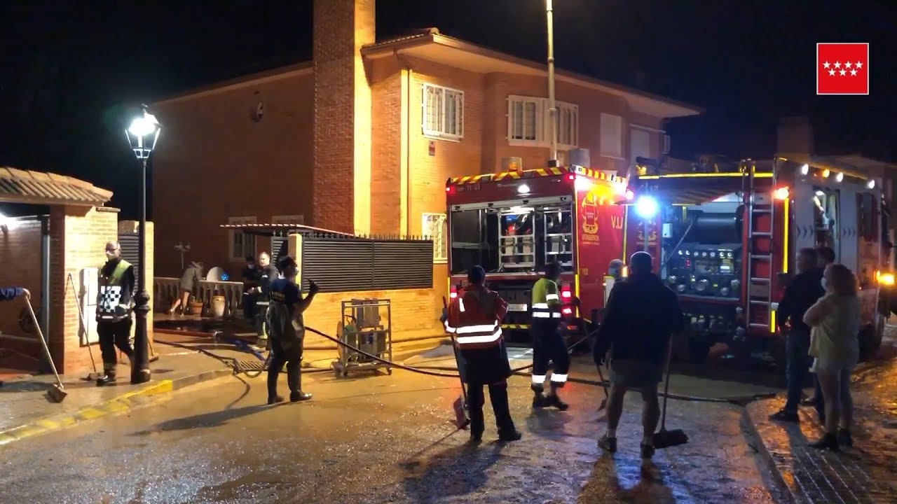 Bomberos trabajan en Valdeavero tras inundaciones por tormenta