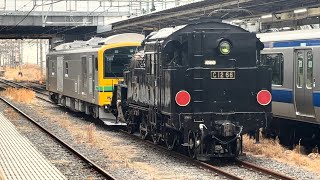 【真岡鉄道C12-66OM入場】GV-E197系TS08編成+C1266蒸気機関車が小山駅中線に入線するシーン