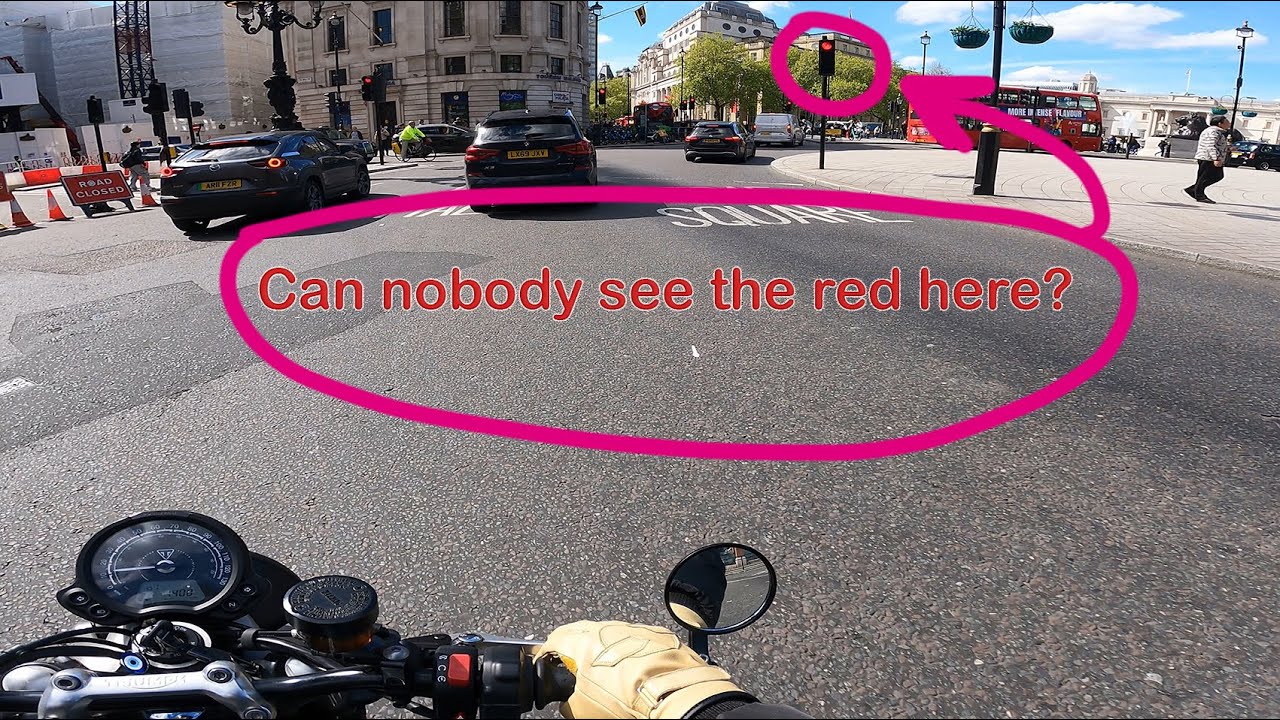 Trafalgar Square. No one sees the red light 🚦🤣 Triumph Street/Speed ...