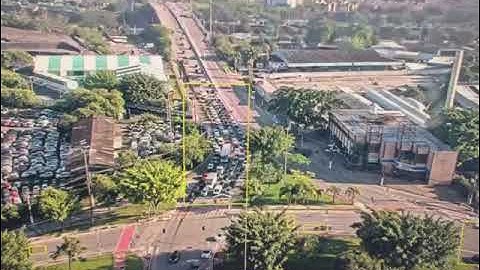 Vídeo mostra momento em que avião cai em avenida de São Paulo; sinal fechado impediu situação pior