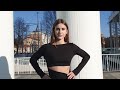 In Diretta Da Torino Bellissima Modella In abito elegante lungo e tacchi alti - portrait video