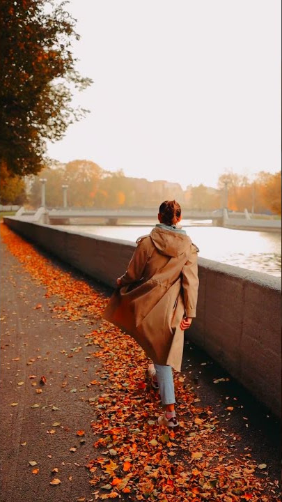 Wanita cantik berjalan