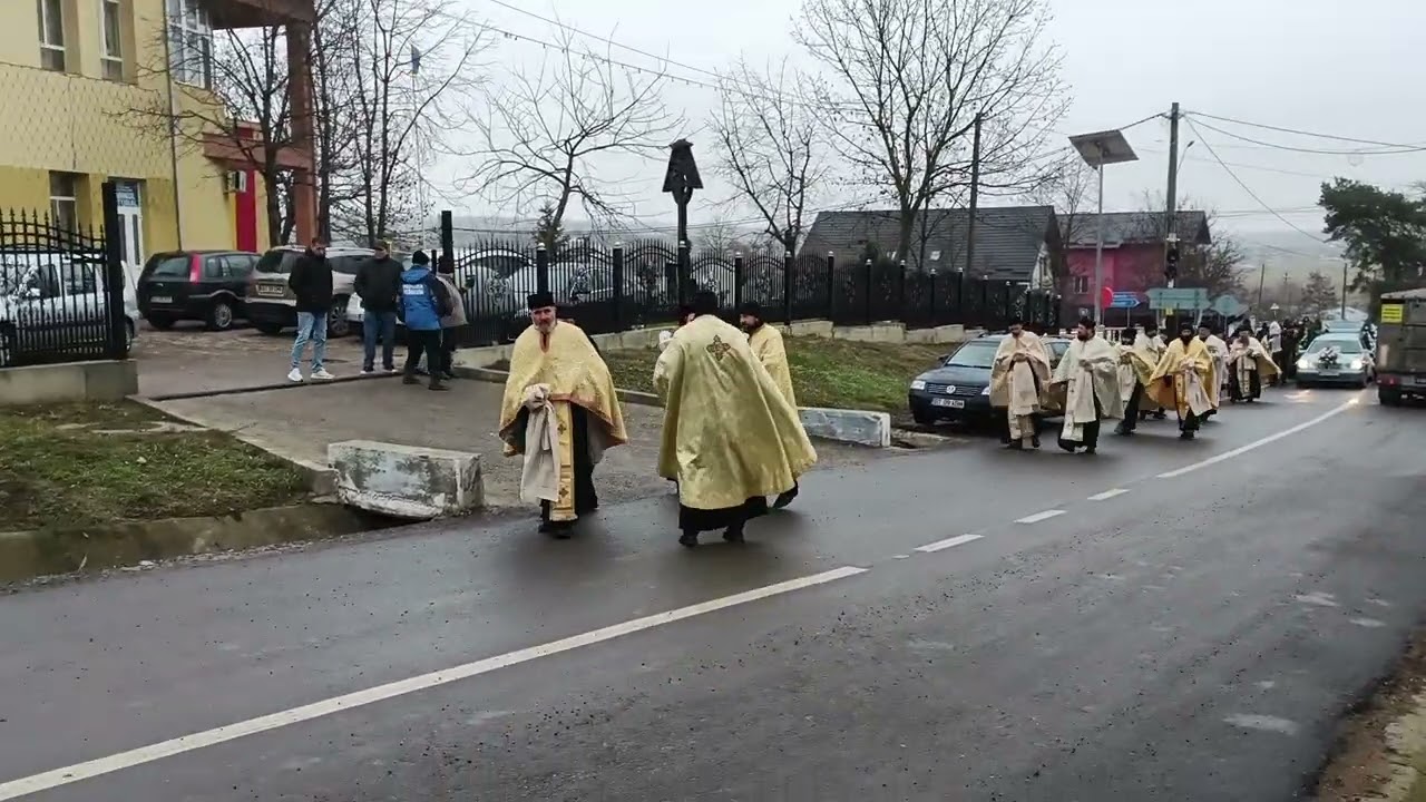 Zeci de preoți au slujit la înmormîntarea mamei pr Partenie Apostoaie, Stăuceni