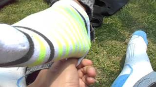 Sin calcetines y cosquilleando a mi amigo