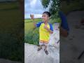 Hai cậu bé tự làm diều khâu túi bóng đem ra cánh đồng thả diều cực hay..#kite #patang #layangan
