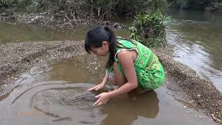 Survival Skills: Ethnic Girl Smart Fishing Catch Big Fish - Primitive Cooking Fish For Food