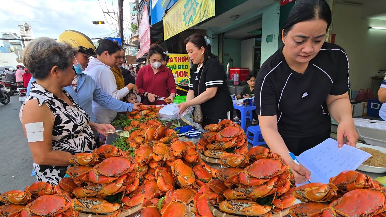 Quá độc đáo 2 chị đẹp VỪA MỞ BÁN CUA HẤP khách ùn ùn tranh mua KHÔNG KỊP TRỞ TAY ở vỉa hè SÀI GÒN