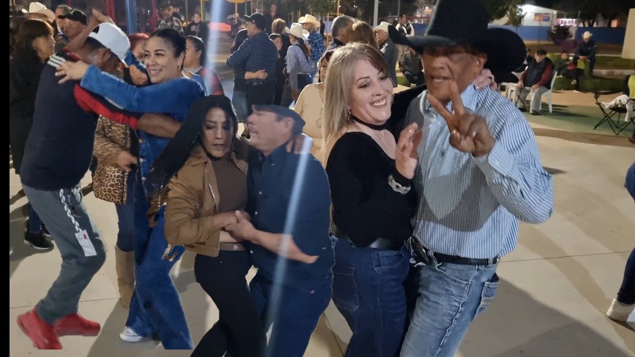 Los Grandes bailando con Grupo Dos-Tres