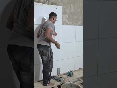 Pedreiro colocando a mão na massa #comedia #obra