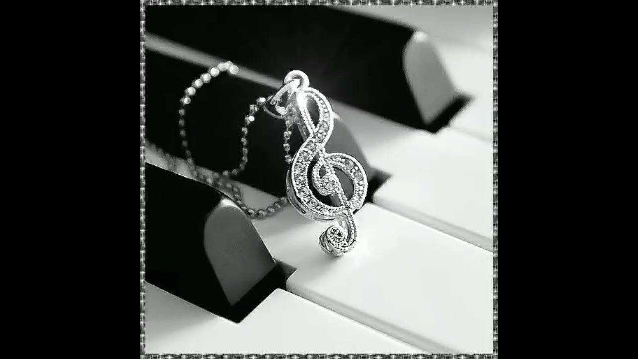 Давите. Давящий человек. Точки на шее. На плечи не давят. На плечи не давят.