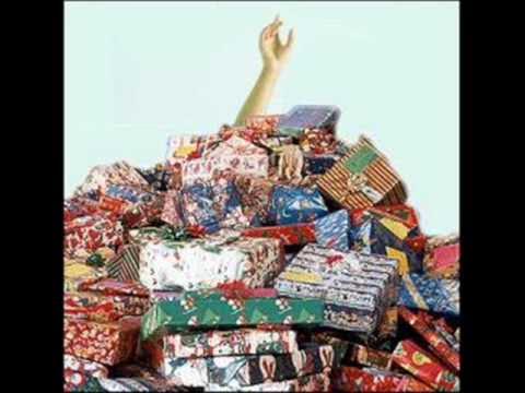 ребенок завален подарками. Narrative writing задания. Vocabulary одежда. подарок голубой. подарок на день рождения.