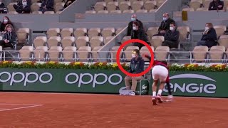 Roland Garros, Djokovic lo fa per la seconda volta: colpisce un giudice di linea con una pallina Resimi