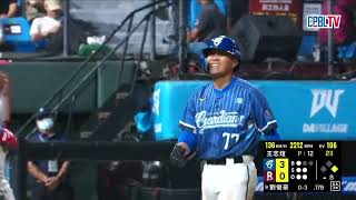 08/18 富邦 VS 樂天 八局上，樂天發生守備失誤，原本停在三壘的周佳樂把握機會跑回本壘再添一分