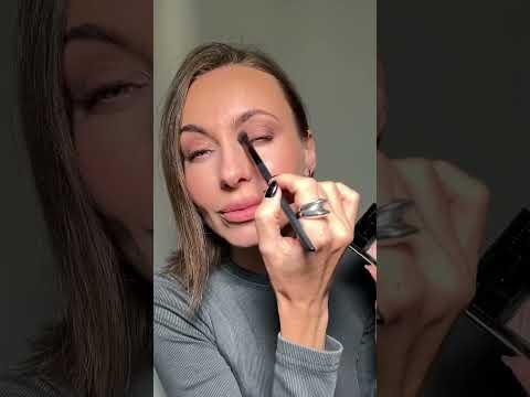 Видео: Очень универсальная палетка теней от Ysl Beauty - Mini clutch 100 (описание в комменте) #бьютисоветы