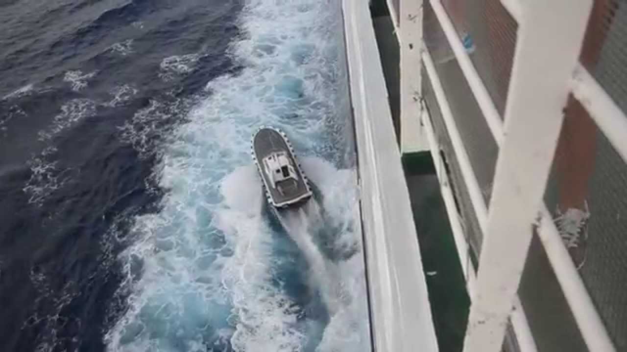 Pilota di porto, sale sulla nave Grimaldi Cruise Barcelona. Porto di Civitavecchia,