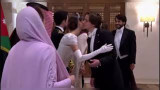 ولي العهد الأمير الحسين والأميرة إيمان يساعدون الملكة رانيا العبدالله لالتقاط حقيبتها التي سقطت