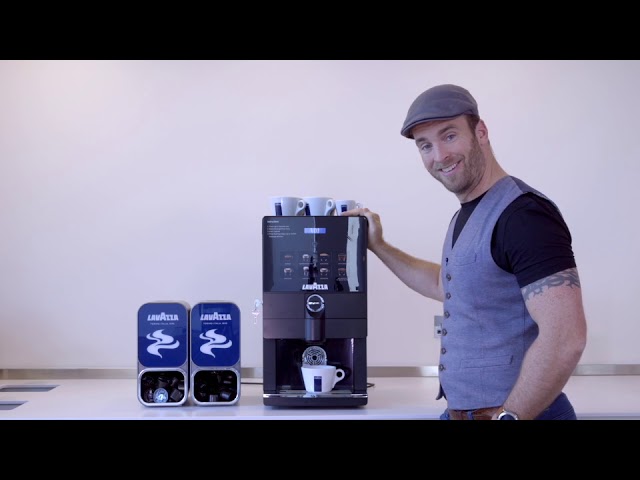 LAVAZZA BLUE présente la LB 900