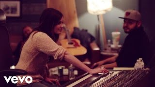 Video-Miniaturansicht von „Kacey Musgraves - Late To The Party (Behind The Scenes)“