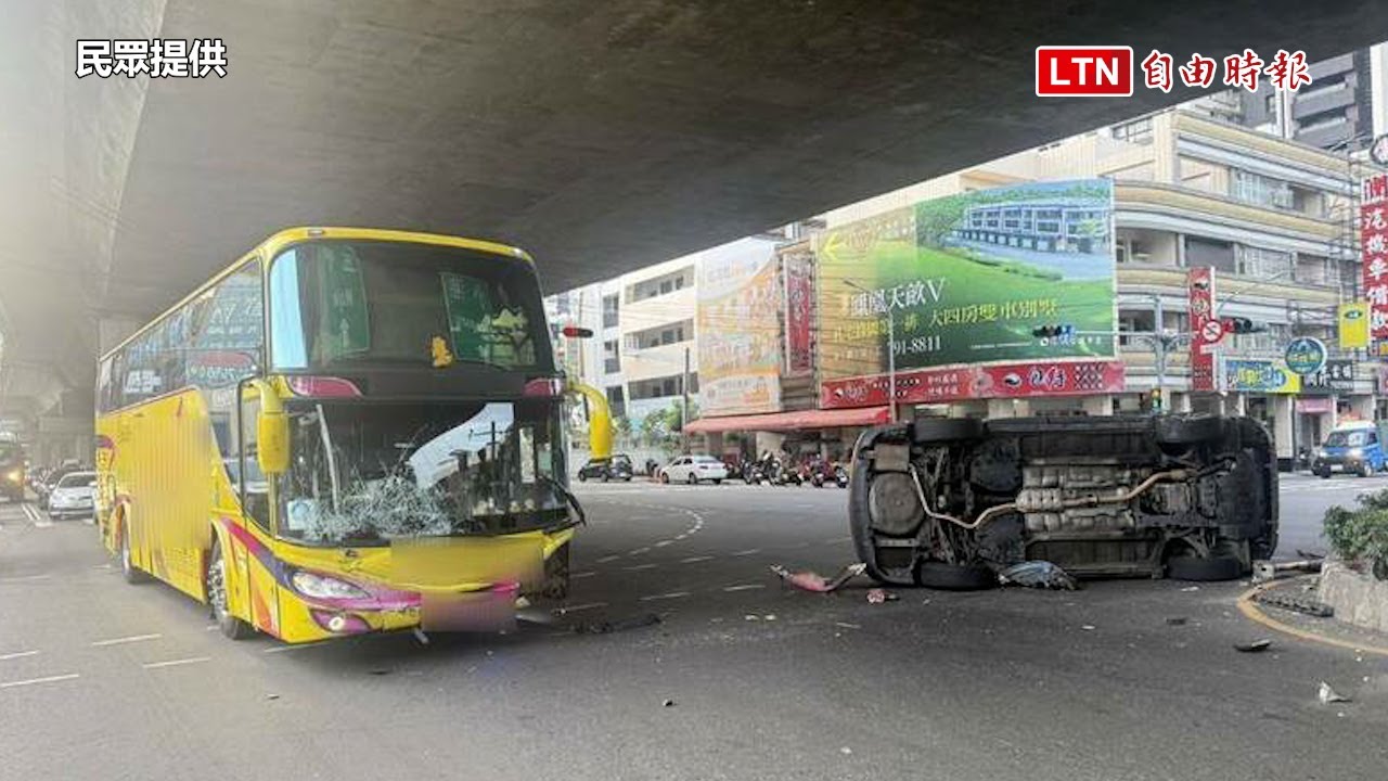 台88橋下休旅車與遊覽車闖紅燈互撞翻車 1人受傷送醫 台88橋下休旅車與遊覽車闖紅燈互撞翻車 1人受傷送醫