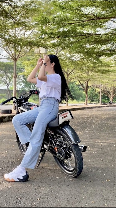 sinematik cewek cantik dengan hobi motor rx-king#short #shorts #rxkingindonesia