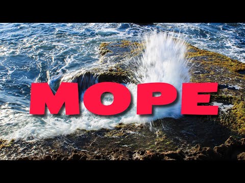 Морские волны разбиваются о каменистый берег пляжа в Адлере