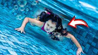 Filmei Minha Irmãzinha Mergulhando Embaixo Da Água Sozinha