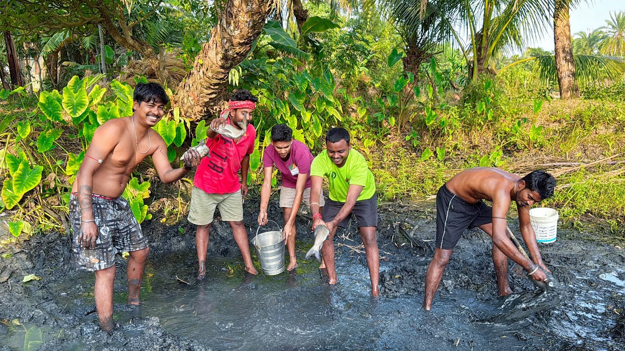 সুমন ভাইয়ের বাড়িতে মাঠের ডোবা সিচে মাছ ধরলাম village fishing!!!
