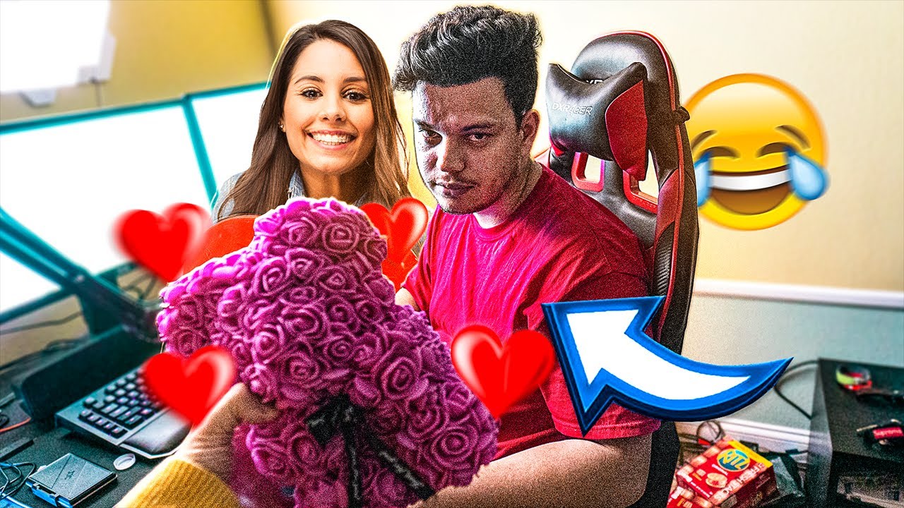 NAMORADA DO MEU AMIGO DEU UM PRESENTE PRA ELE ‹ Aruan ›