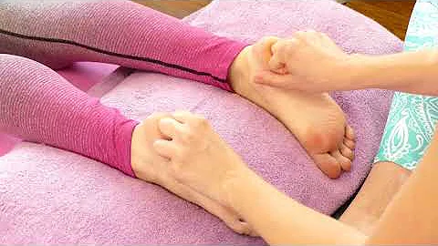 How to Give a Foot Rub to Reduce Pain & Stress, Re...