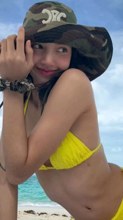Lisa at the beach with her dog ☺😍#lisa #blackpink