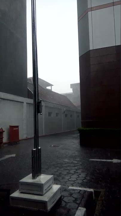 Ketika hujan dibarengi secangkir kopi hangat..