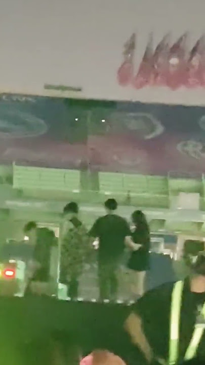 hendery guiding giselle safely after zoo stage #wayv #hendery #aespa #giselle #nct