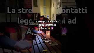 La strega dei contatti legge i palmi ad Aumo 🧙♀️🔮