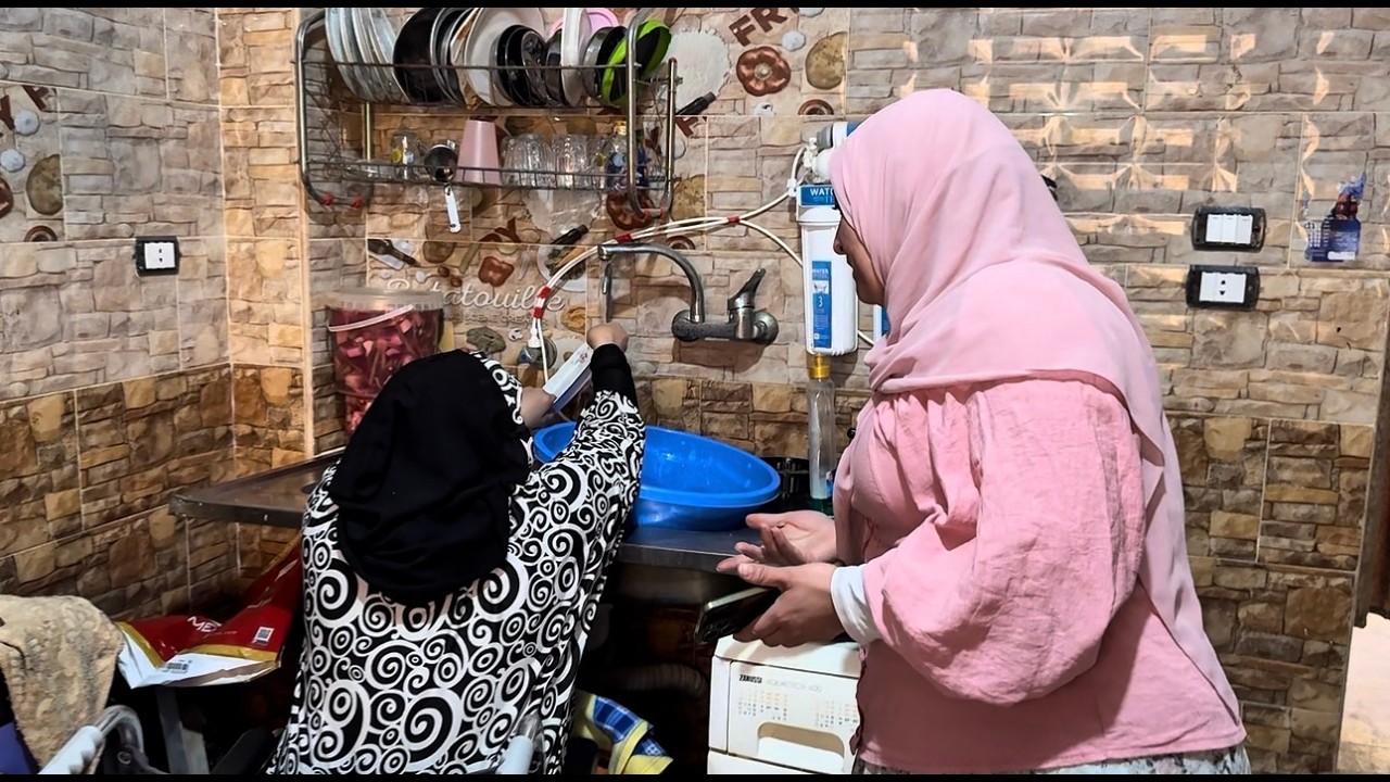 مش سايبه  اخت زوجها ! بتخليها تغسل كل شيءمع انها عاجزه والاخ فى التواهان