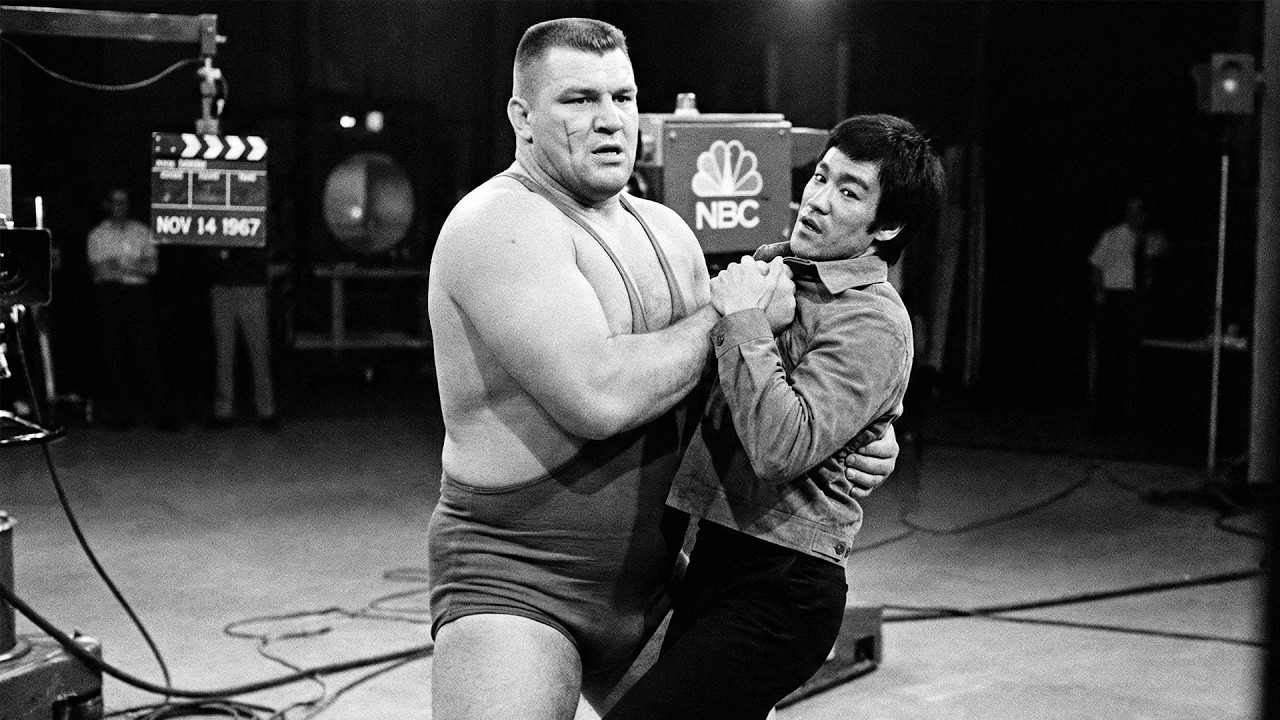 В прямом эфире борец весом 350 фунтов схватил Брюса Ли за воротник — продюсеры прервали трансляцию.