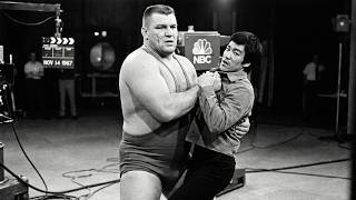 Download Lagu A 350 Pound Wrestler Grabbed Bruce Lee’s Collar on Live TV — Producers Cut the Feed MP3