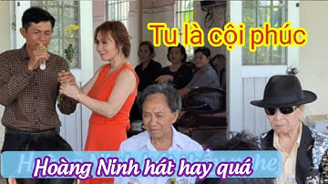 Danh ca Minh Cảnh lắng nghe nghệ sĩ  Hoàng Ninh hát bài Tu là cội phúc
