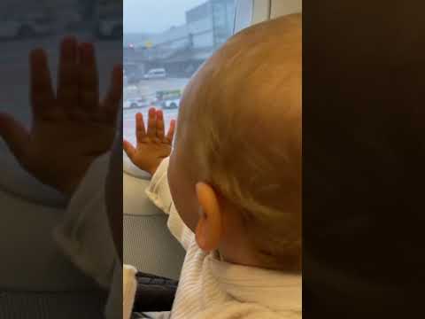 Video: Wie man mit Kinderwagen am Flughafen und im Flug umgeht