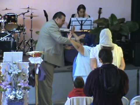 Alex Nio Profetizando a la pastora Amalia Miranda