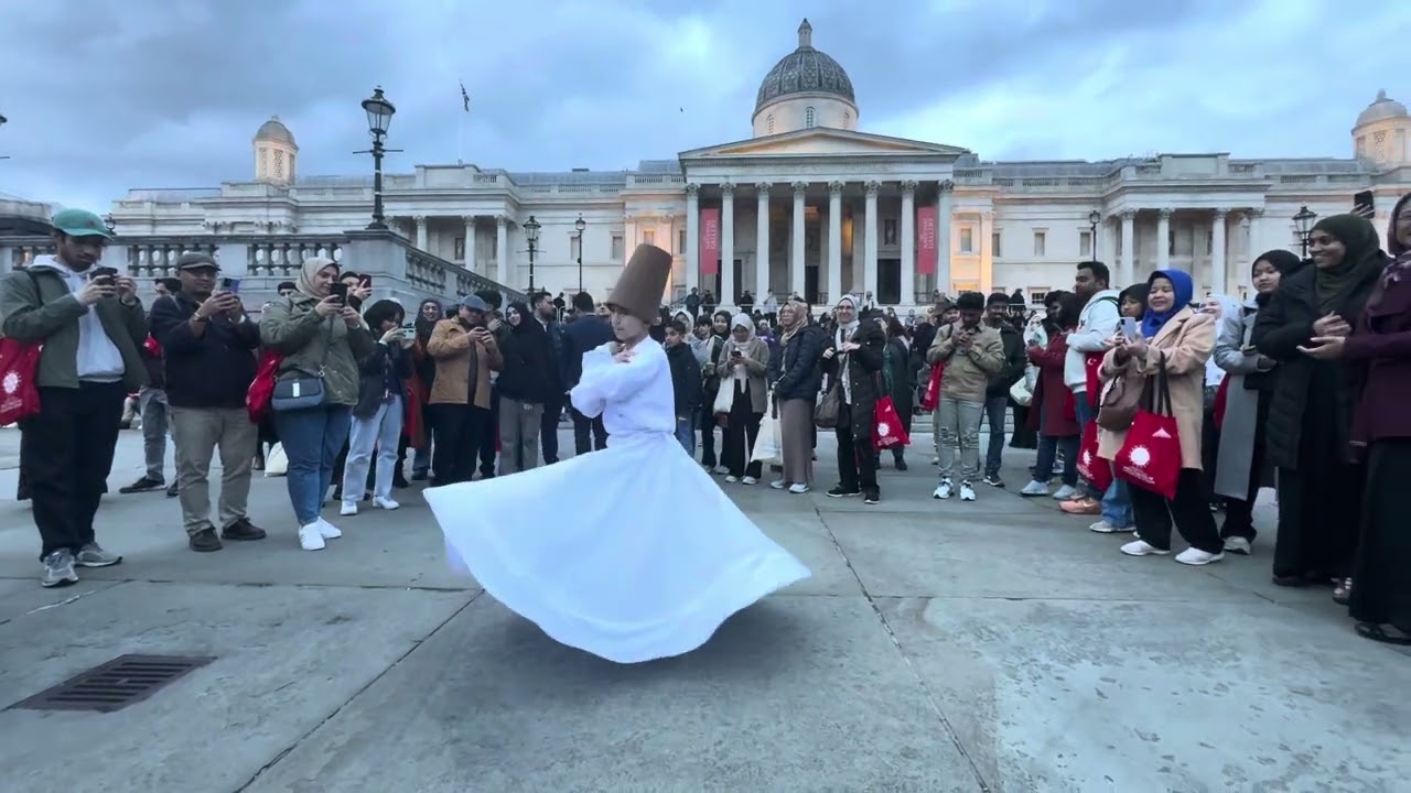 Open iftar Ramadan Tent project tarafından organize edilen iftar programında minik semazen