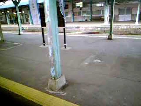 キハ40(国鉄色)の扉を開けてみた　桜を交えて　香住駅にて