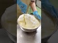 アールグレイシフォンケーキ 卵黄生地とメレンゲの混ぜ合わせ