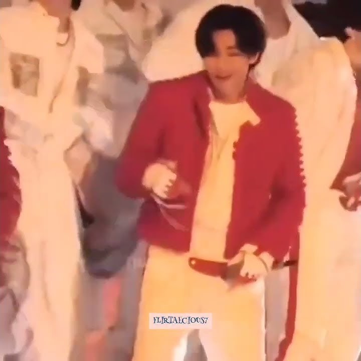 Did taehyung just point to his dick while smirking… 😲😱🤯