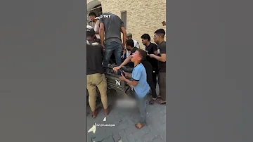 گریه دختر فلسطینی به دلیل از دست دادن برادرش در حمله هوایی اسرائیل 