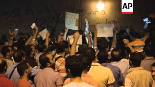 Protests outside US embassy in Cairo  continue into the night